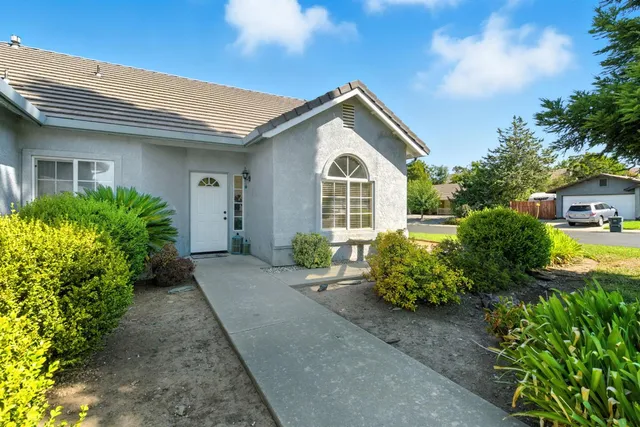 a view of a front of house with a yard