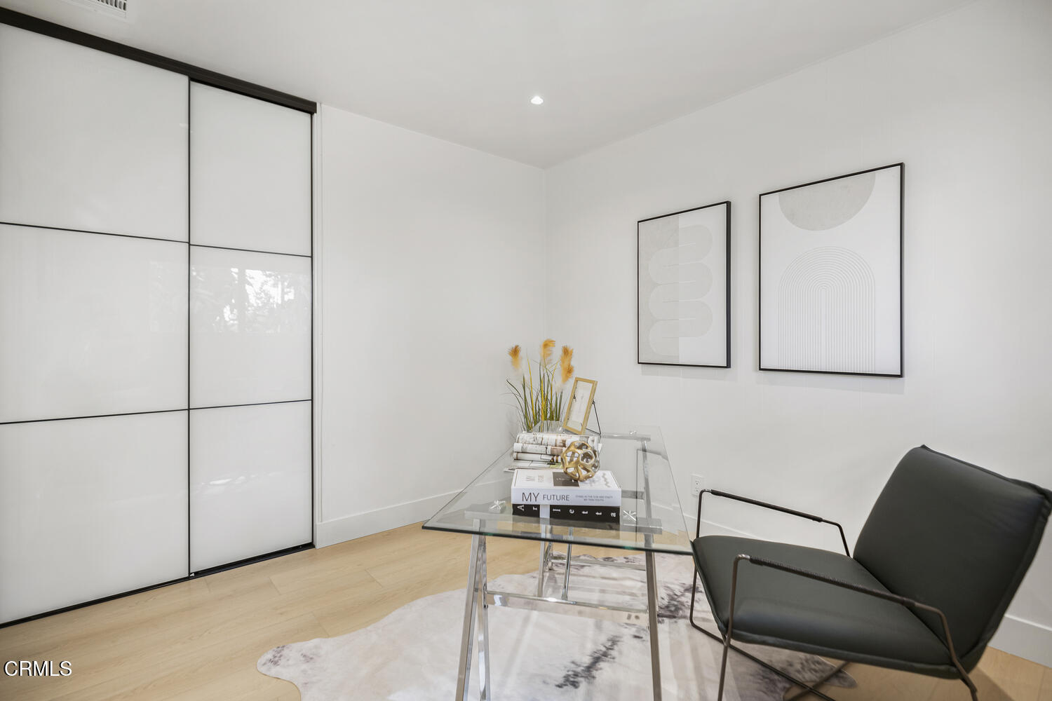 1780 North Altadena Drive Pasadena, CA 91107 - Photo 22 of 34 a living room with furniture