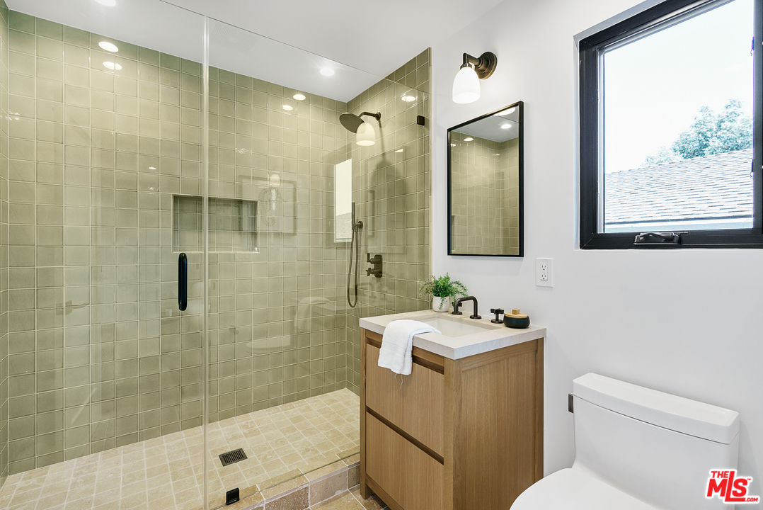 4132 Punta Alta Drive Los Angeles, CA 90008 - Photo 27 of 43 a bathroom with a sink toilet and shower