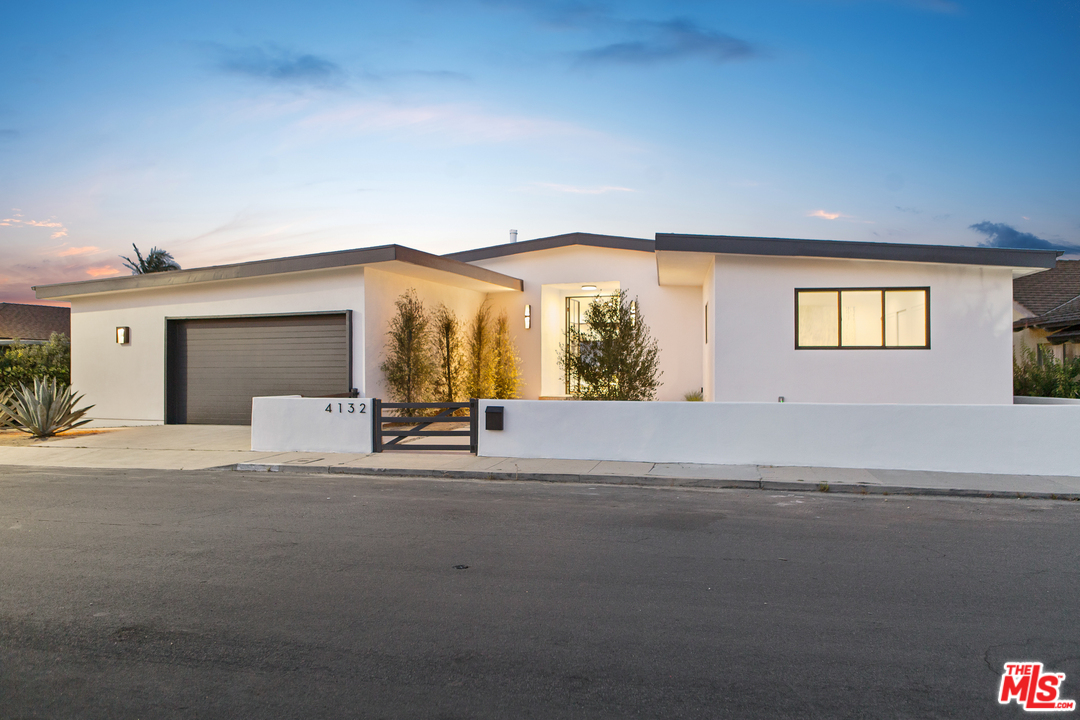 4132 Punta Alta Drive Los Angeles, CA 90008 - Photo 4 of 43 a very nice looking room with a large window