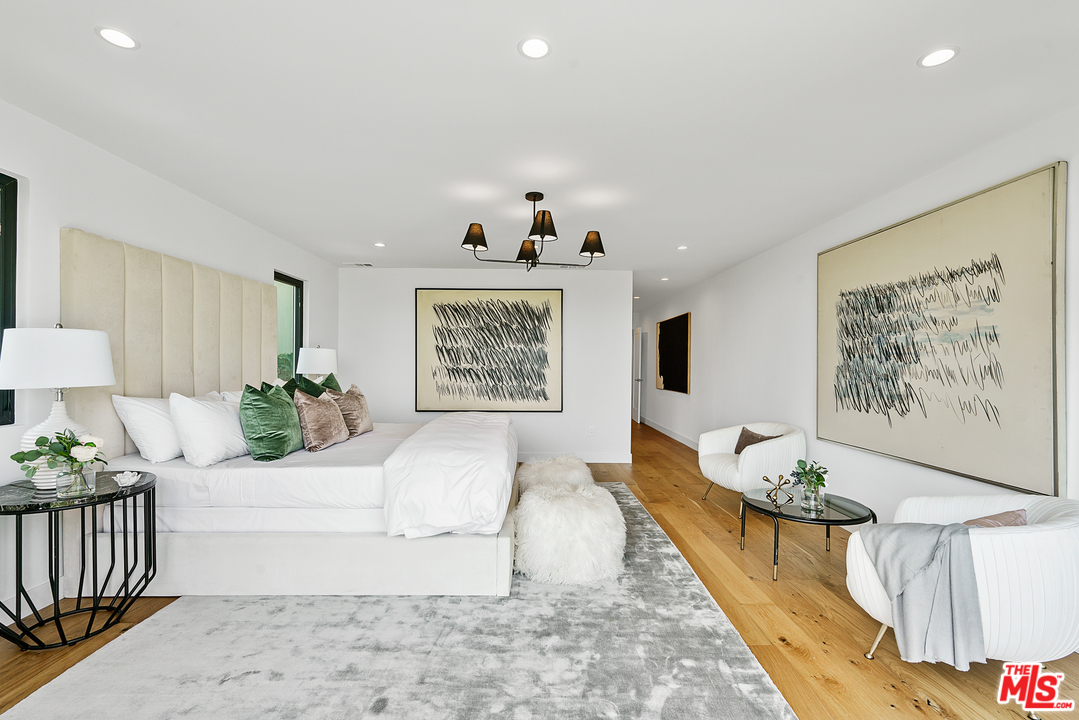 4132 Punta Alta Drive Los Angeles, CA 90008 - Photo 32 of 43 a living room with furniture and a potted plant