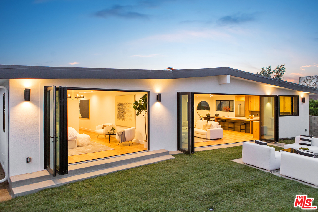 4132 Punta Alta Drive Los Angeles, CA 90008 - Photo 37 of 43 a view of an empty room and window