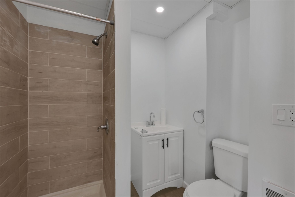 284 Maple Street Holyoke, MA 01040 - Photo 11 of 42