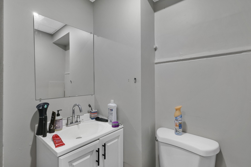 284 Maple Street Holyoke, MA 01040 - Photo 14 of 42