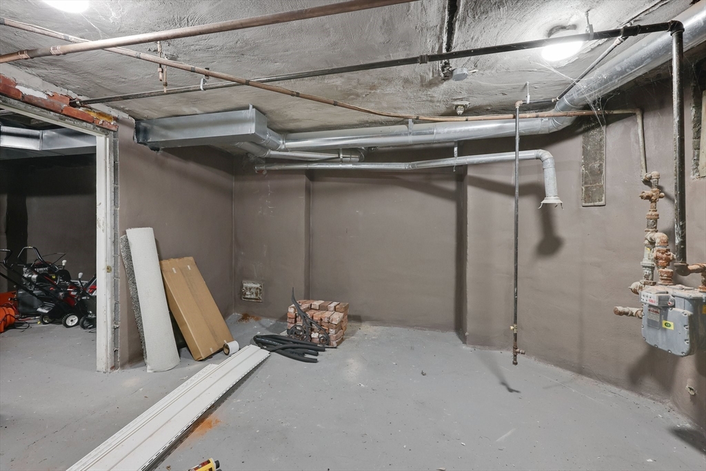 284 Maple Street Holyoke, MA 01040 - Photo 33 of 42