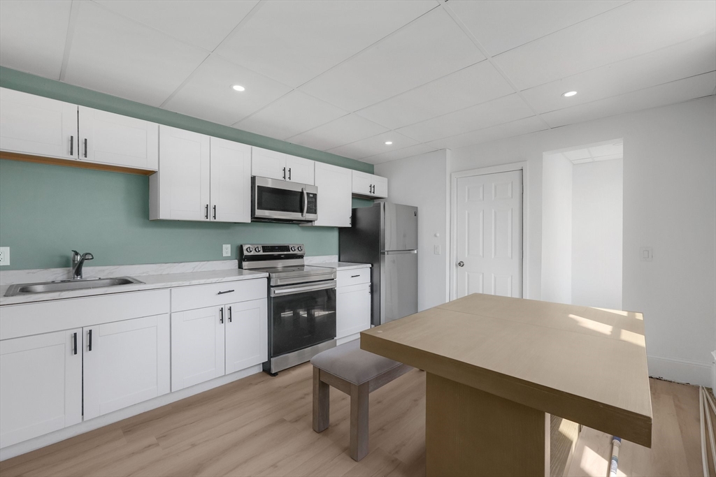 284 Maple Street Holyoke, MA 01040 - Photo 8 of 42