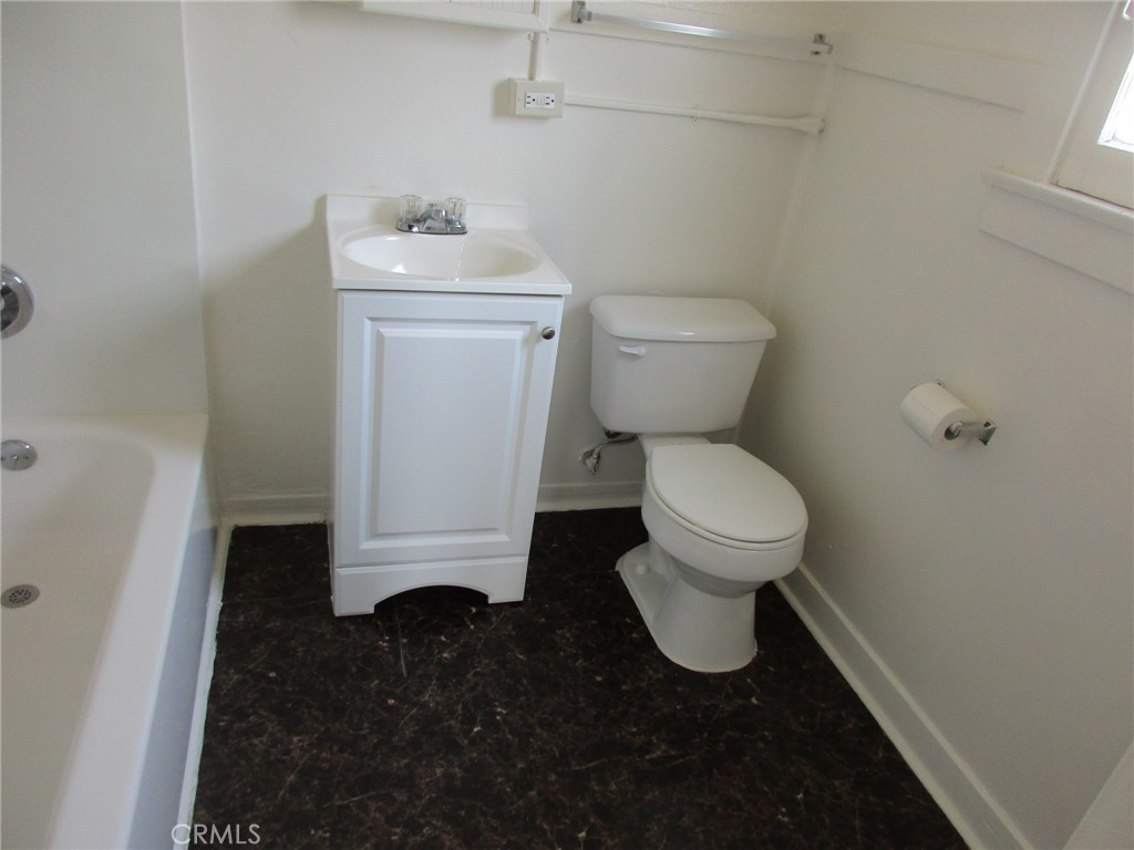 3076 Lemon Street Riverside, CA 92501 - Photo 23 of 28 3080 - BATHROOM