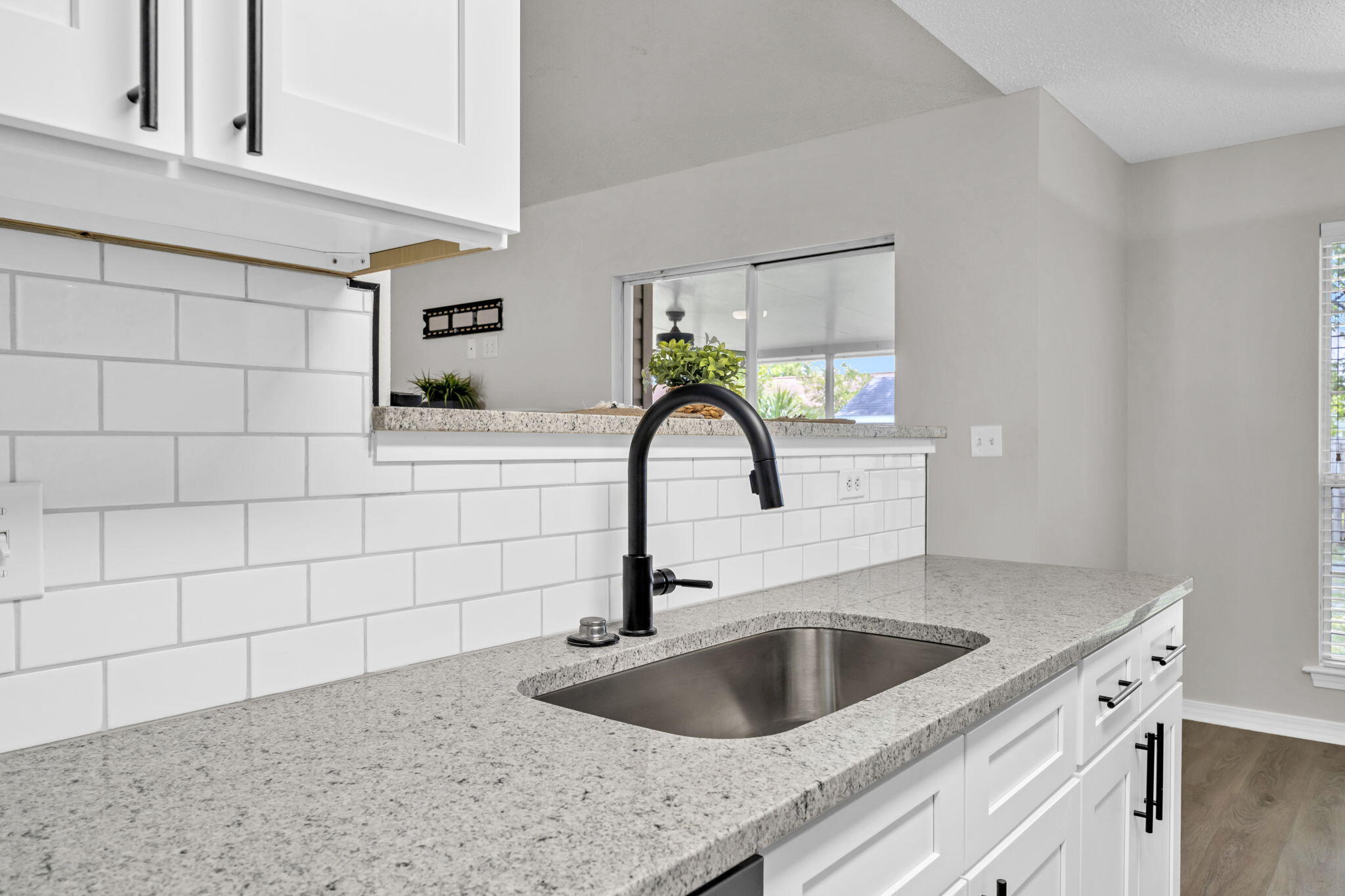 607 Affirmed Court Crestview, FL 32539 - Photo 12 of 39 Granite and Subway Backsplash