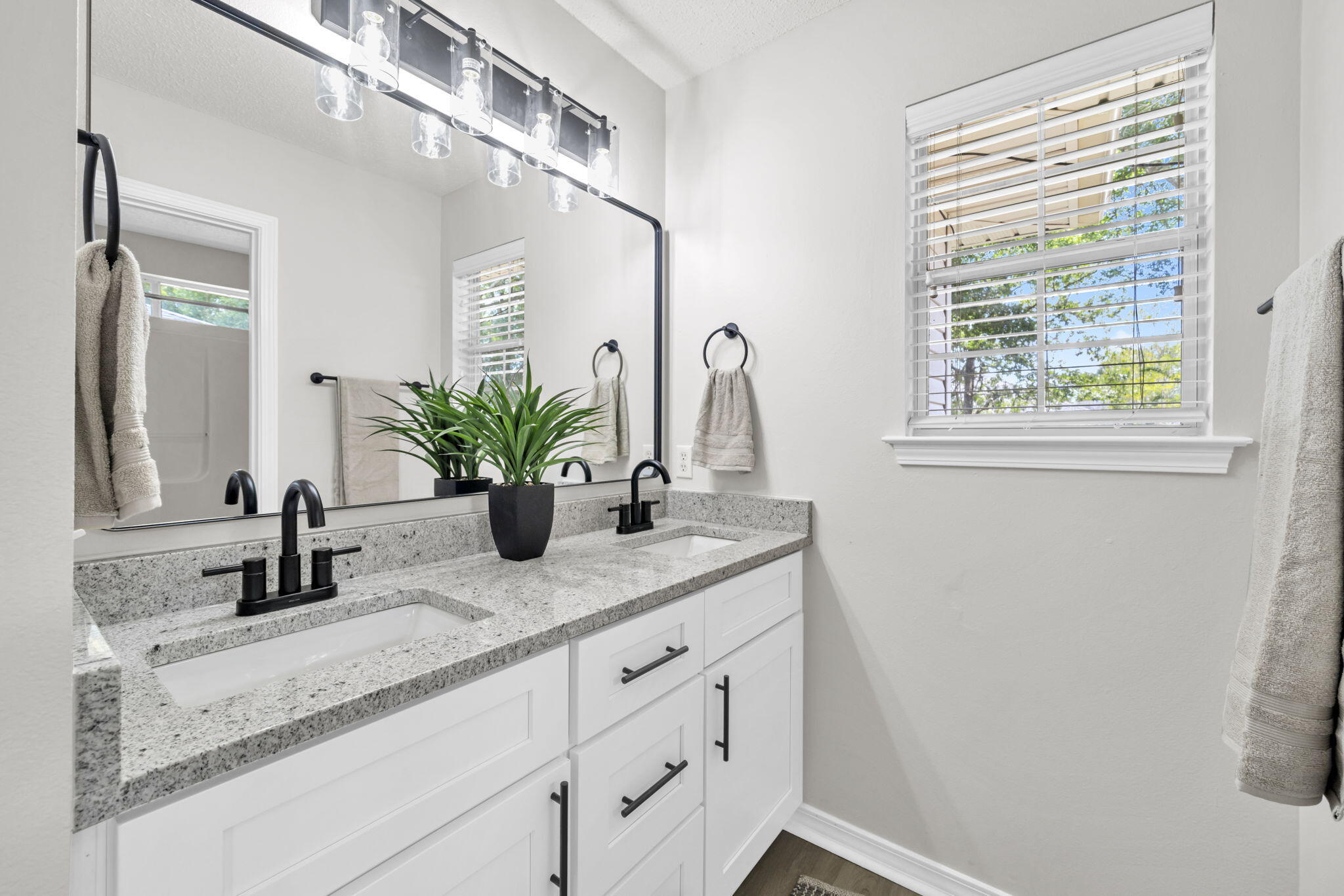 607 Affirmed Court Crestview, FL 32539 - Photo 16 of 39 Master Bath