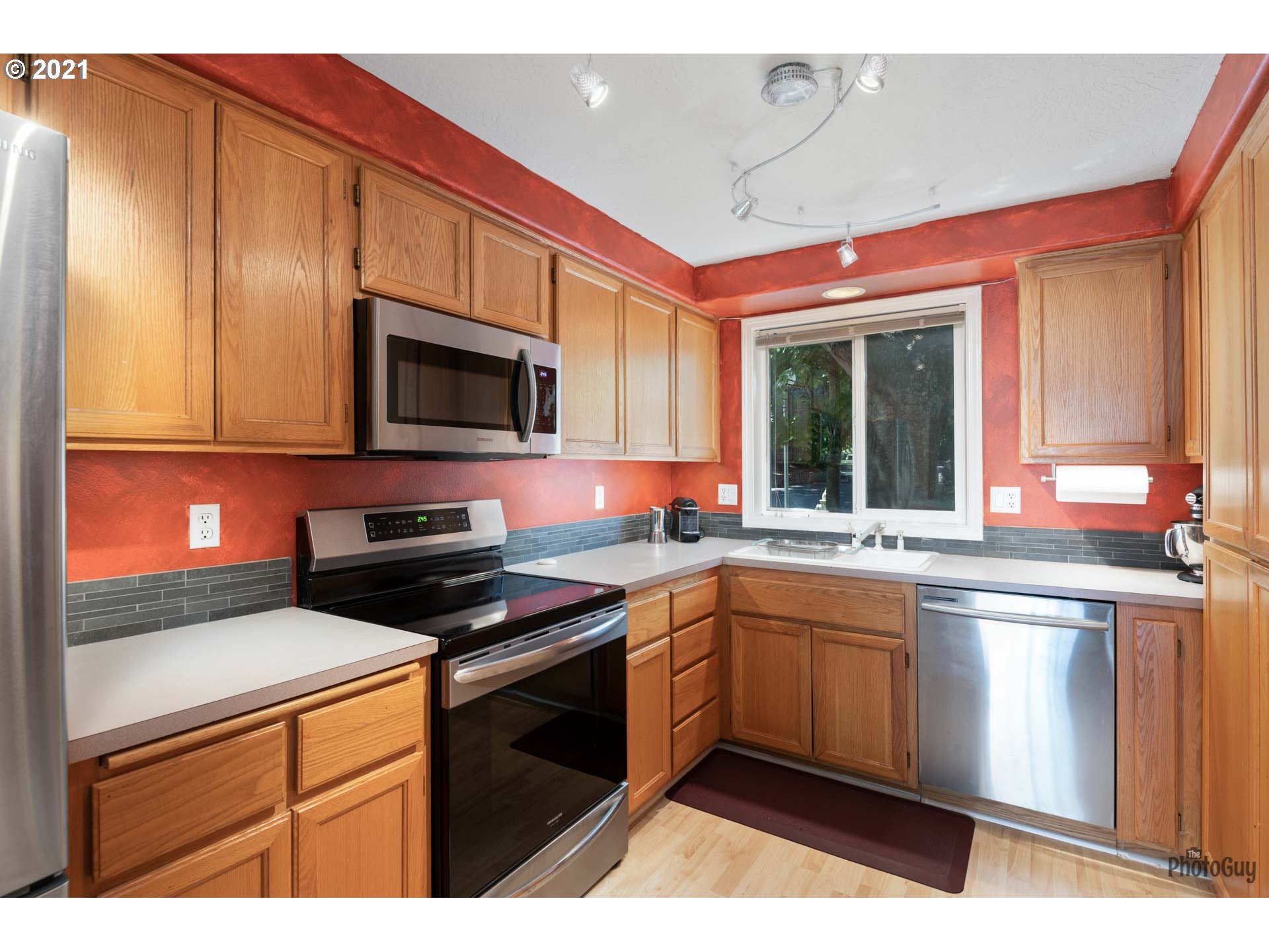 1582 Fetters Loop Eugene, OR 97402 - Photo 5 of 25 Gallery Image 5
