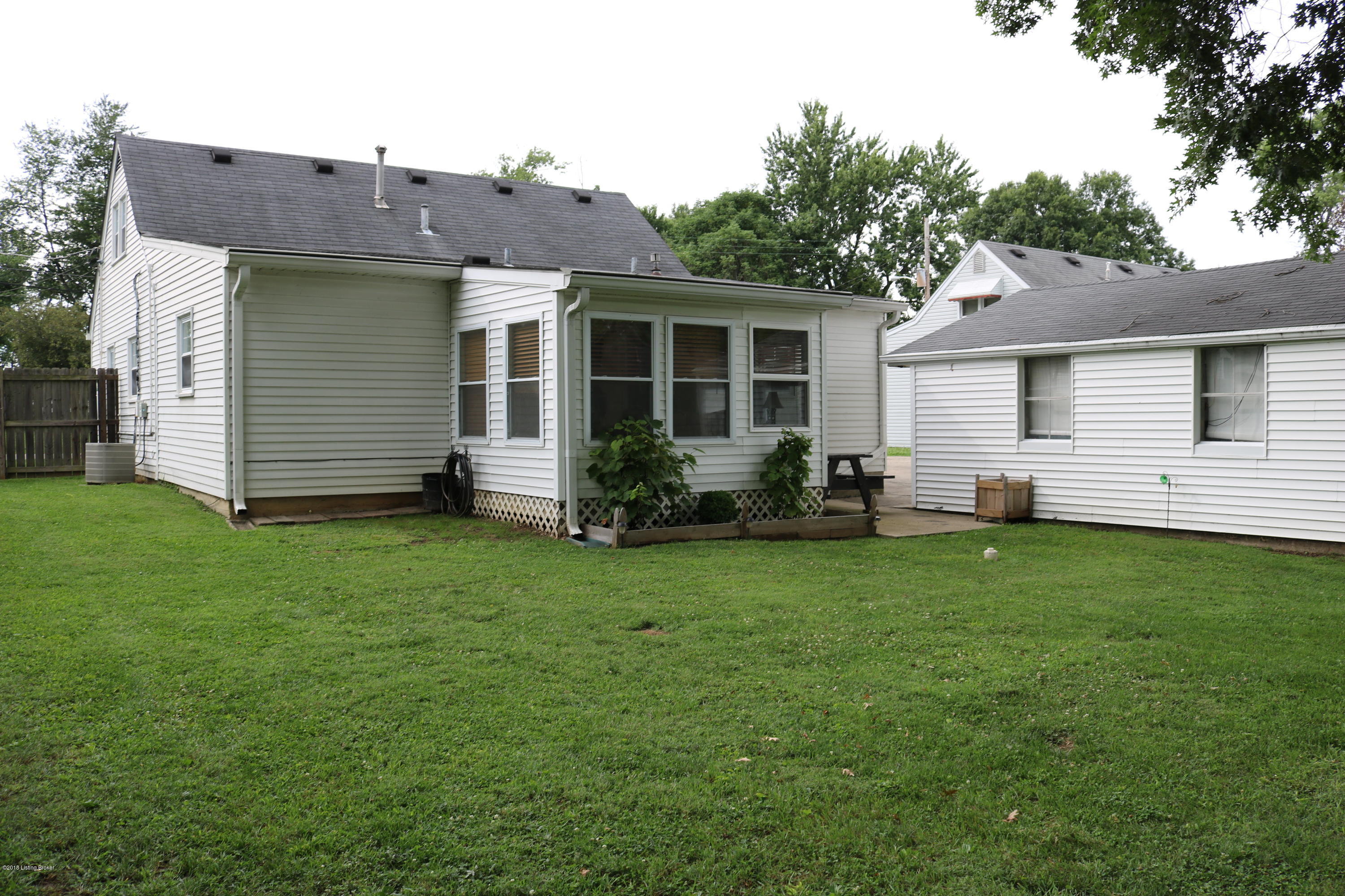 9411 Cornflower Road Louisville, KY 40272 - Photo 6 of 28 IMG_1684