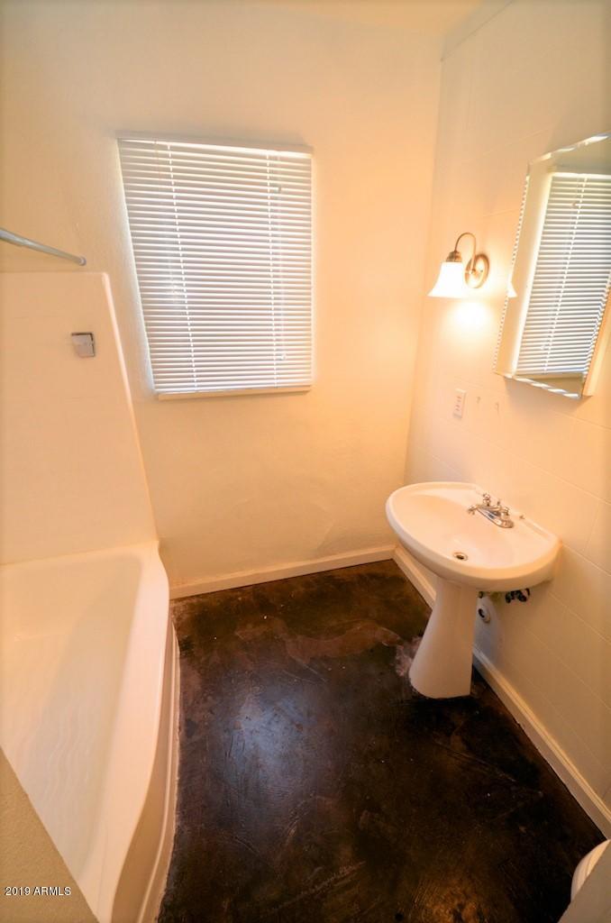 1404 East Almeria Road, Unit 1 Phoenix, AZ 85006 - Photo 7 of 9 Bathroom