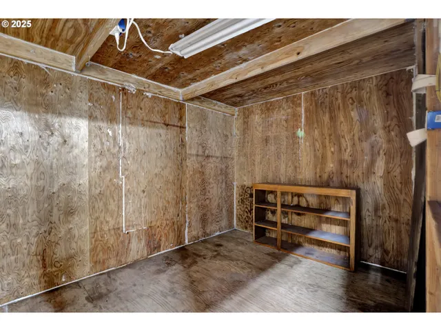 a view of a house with backyard