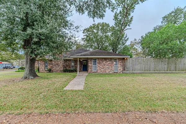 a view of a yard in front of house
