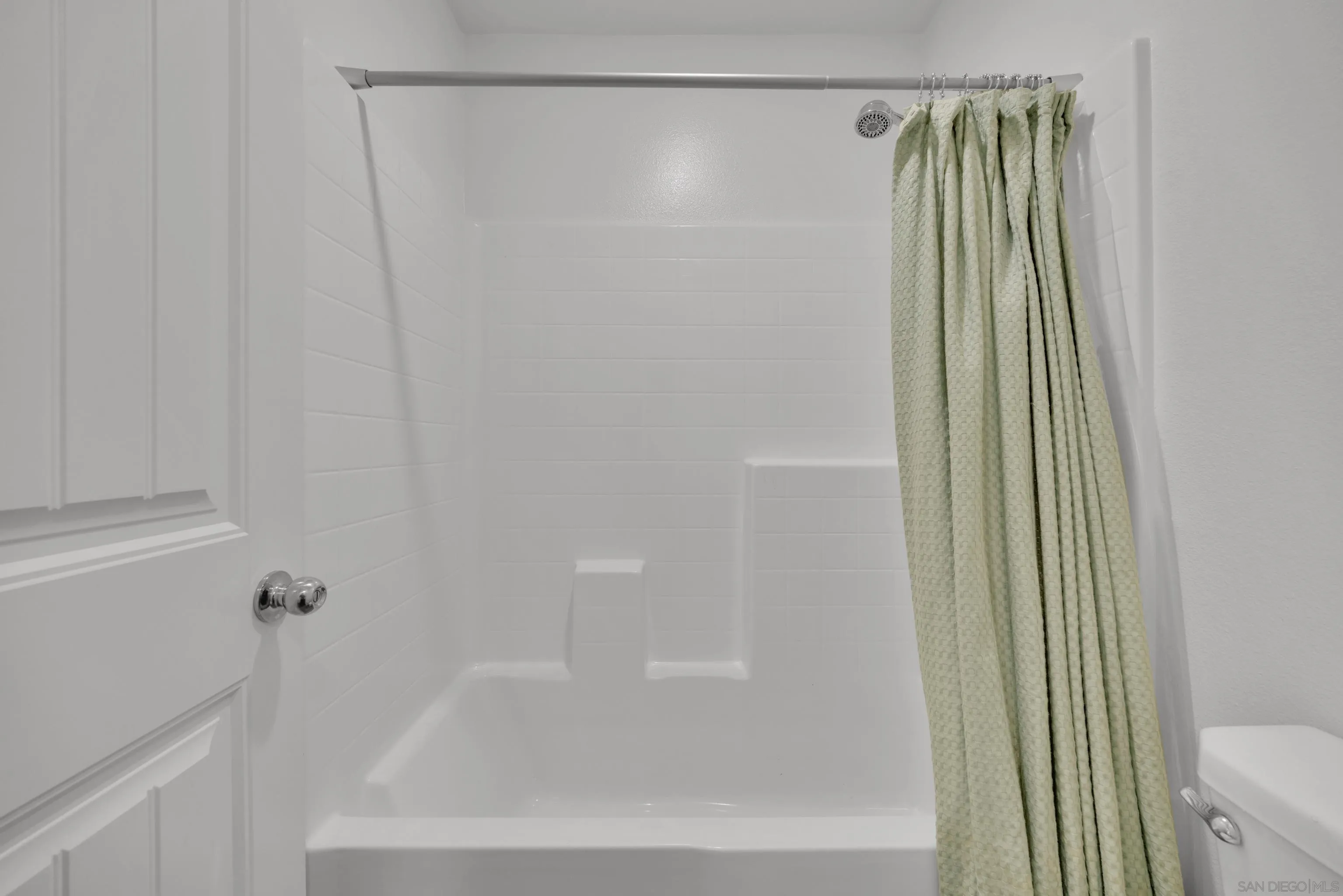 41984 Retsina Street, Unit 705 Murrieta, CA 92562 - Photo 27 of 39 a bathroom with a shower and a tub