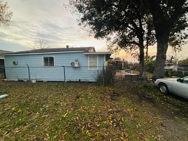 a view of a house with a backyard