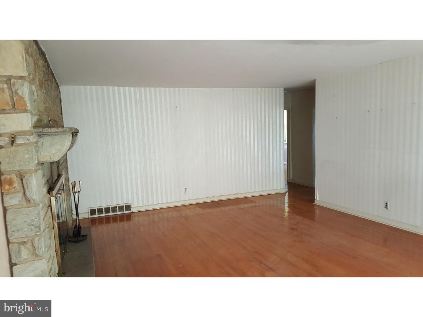 48 Parkview Road Cheltenham, PA 19012 - Photo 3 of 22 Living Room