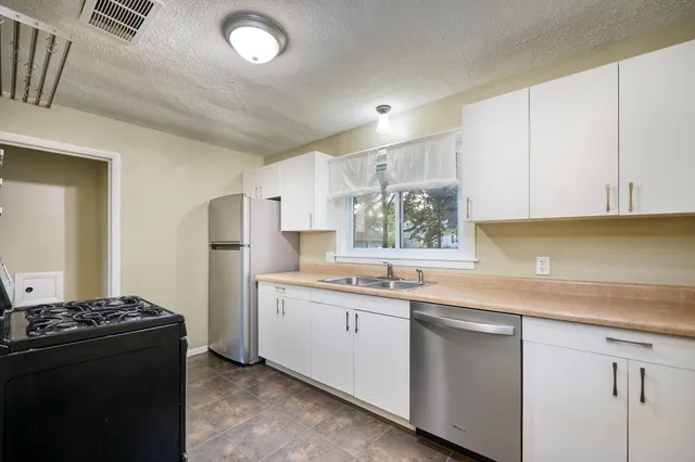 $2,195 | 1090 11th Avenue Southeast, Minneapolis, MN 55414