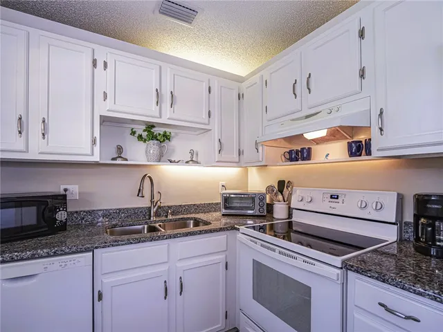 $1,500 | 73 Royal Oak Court, Unit 103, Vero Beach, FL 32962