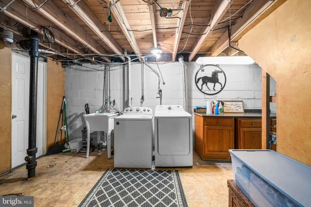 a view of a back yard of the house