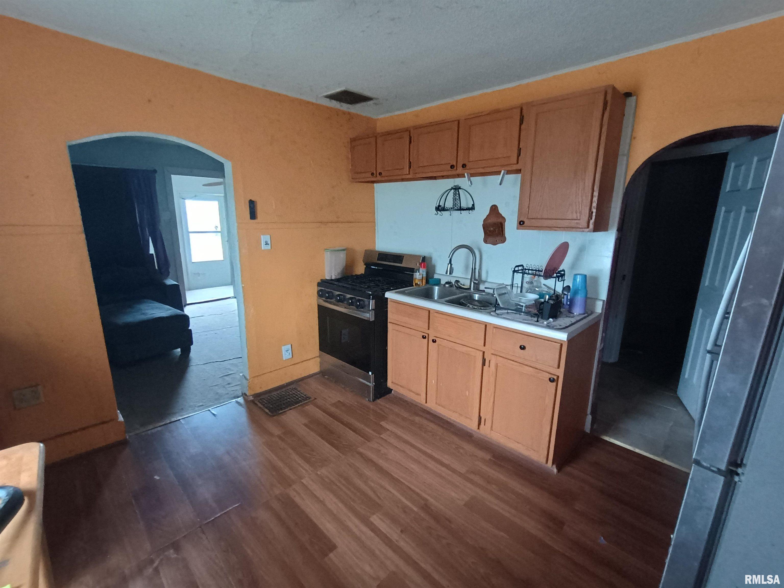 717 Railroad Street Beardstown, IL 62618 - Photo 3 of 11