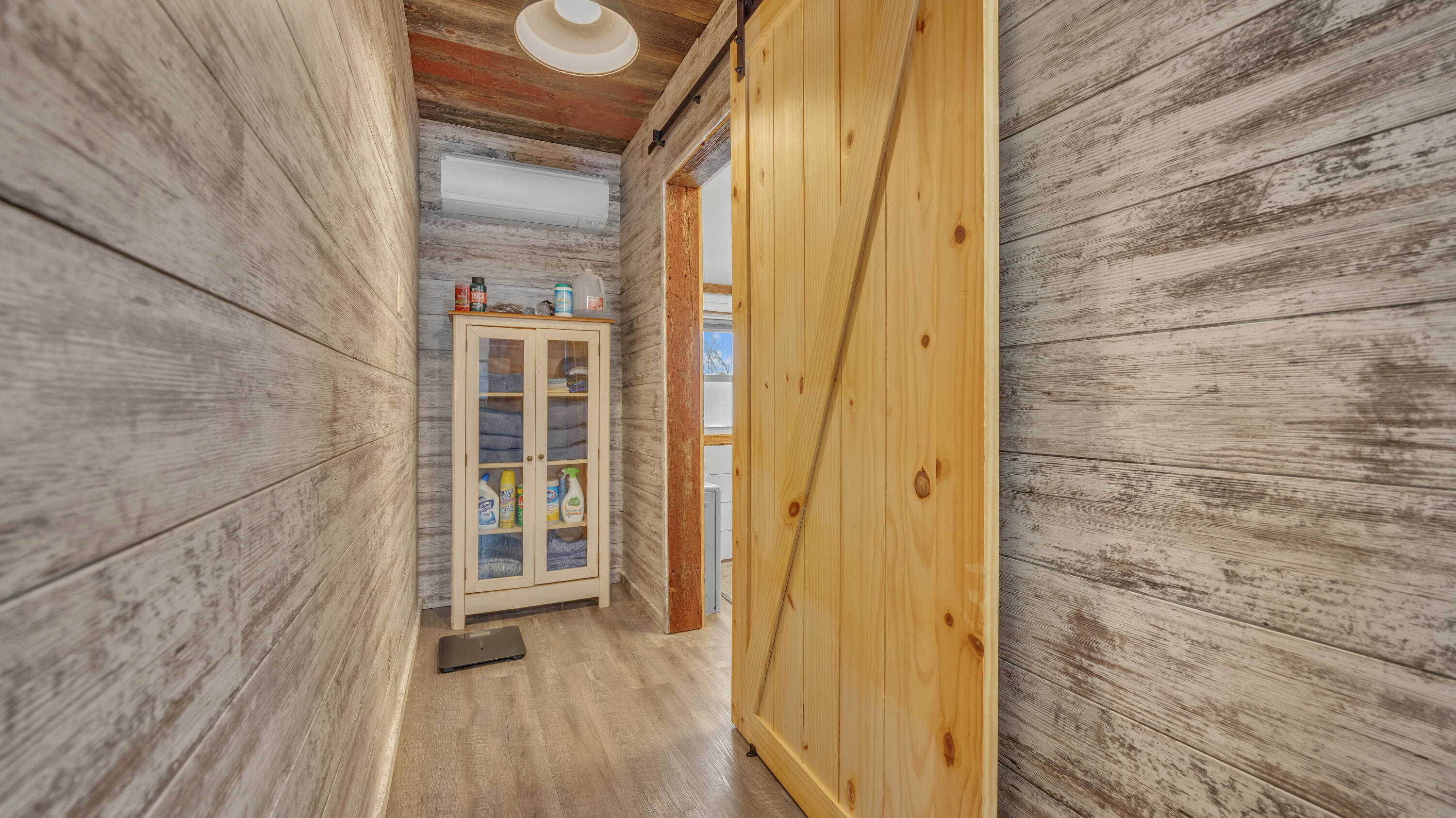 615 East Washington Avenue Cleveland, WI 53015 - Photo 20 of 33 Hallway Upper