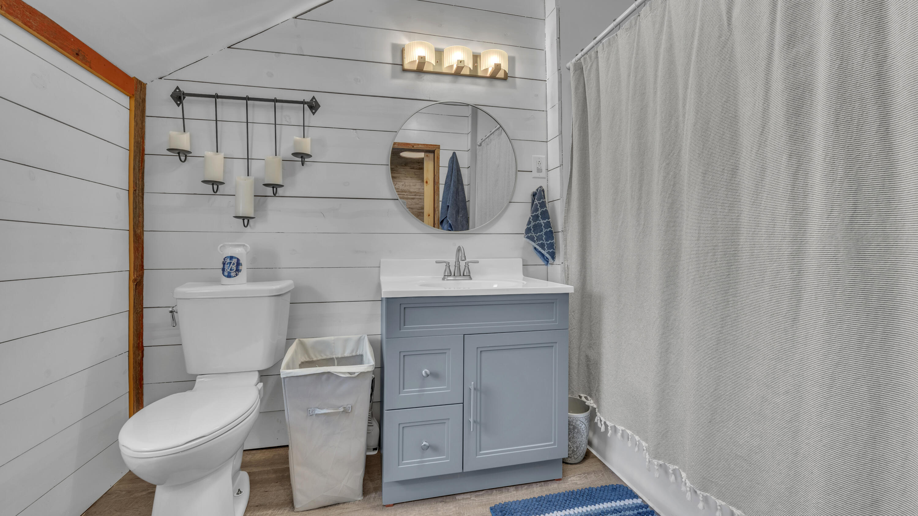 615 East Washington Avenue Cleveland, WI 53015 - Photo 21 of 33 Bathroom Upper