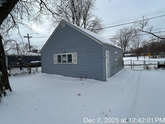 17946 Roy Street Lansing, IL 60438 - Photo 4 of 17 a backyard of a house with lots of car parked