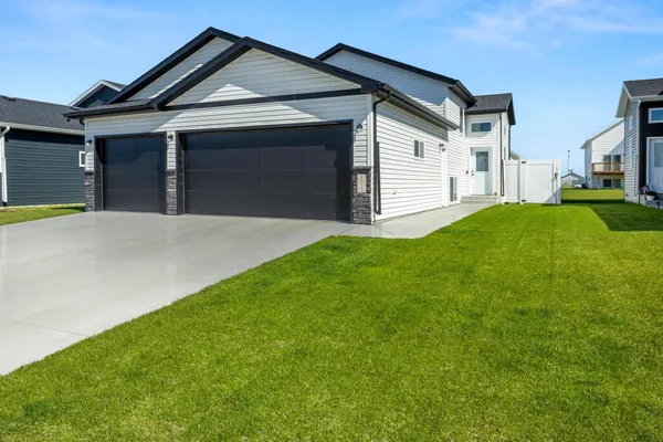 $389,900 | 6353 83rd Avenue South, Horace, ND 58047