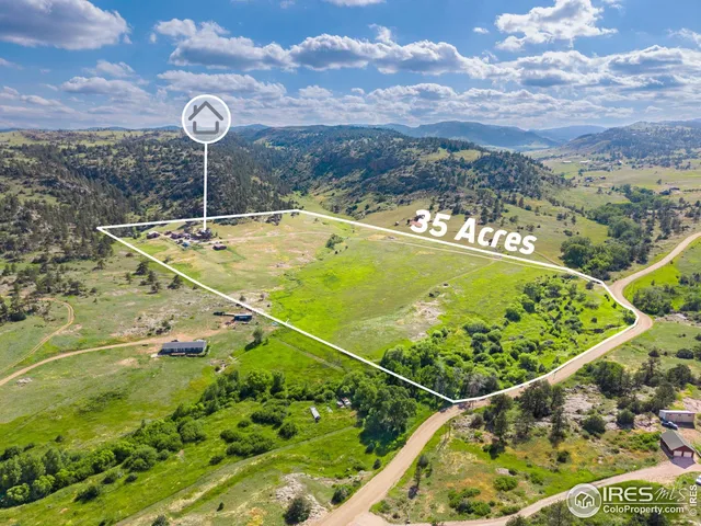 a view of a tennis court