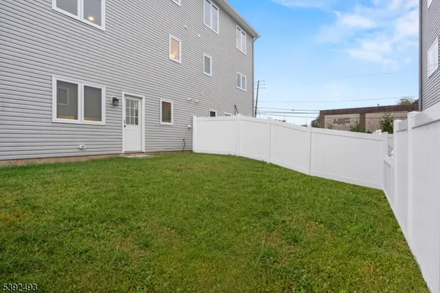 a view of a house with backyard and garden