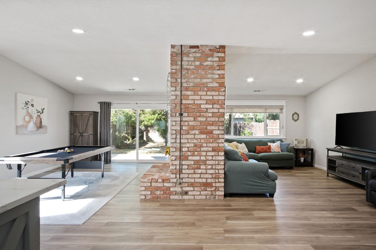 3161 Bridgeport Court Turlock, CA 95382 - Photo 22 of 31 a living room with furniture and a flat screen tv
