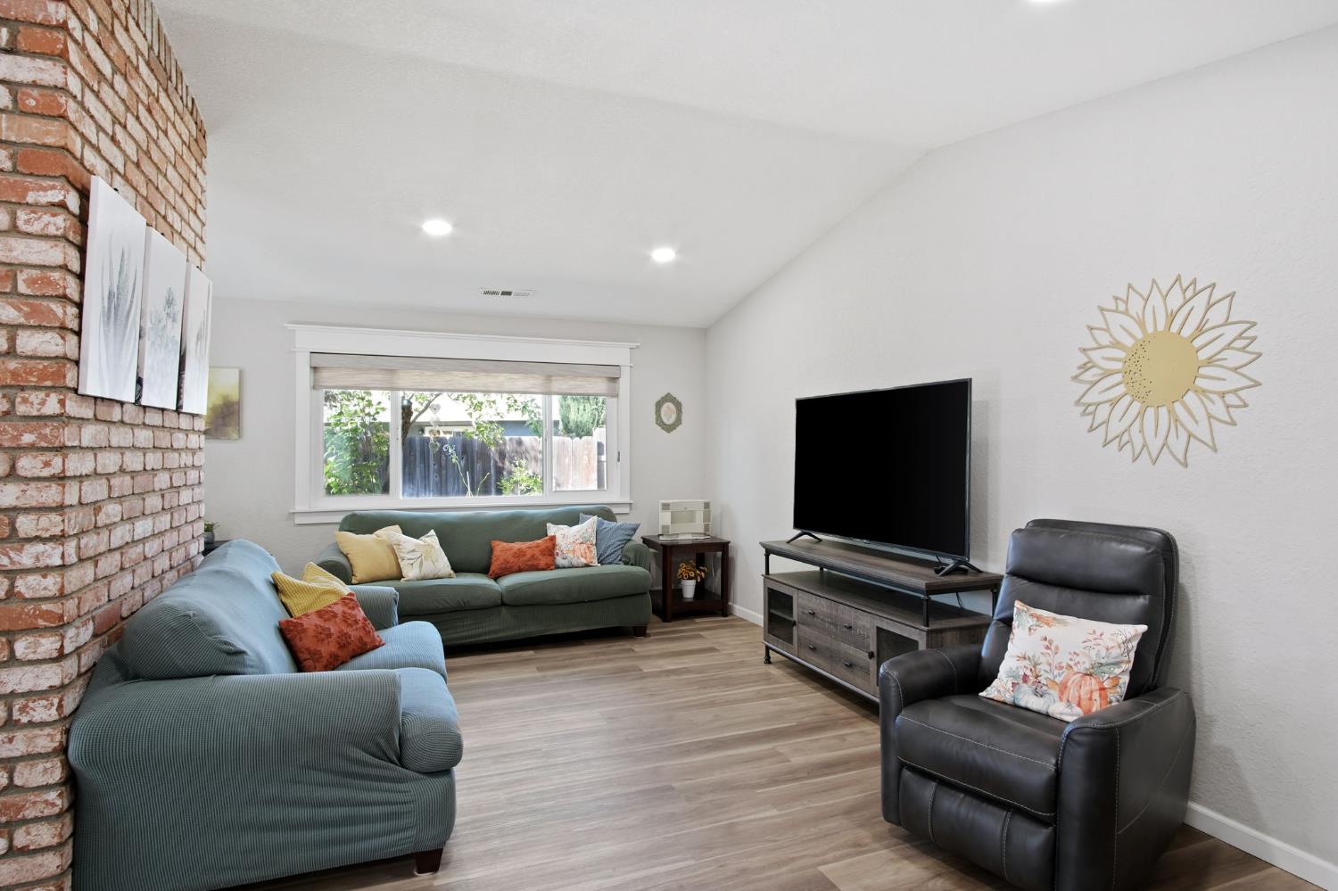 3161 Bridgeport Court Turlock, CA 95382 - Photo 23 of 31 a living room with furniture and a flat screen tv