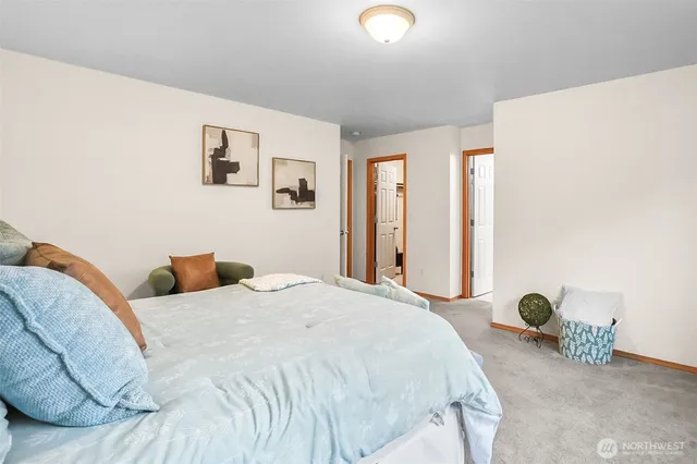 a en suite bathroom with a double vanity sink and a mirror