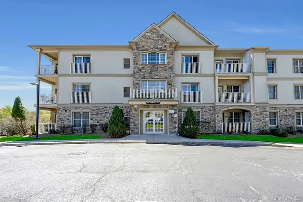 $515,000 | 24 North De Baun Avenue, Unit 302, Suffern, NY 10901