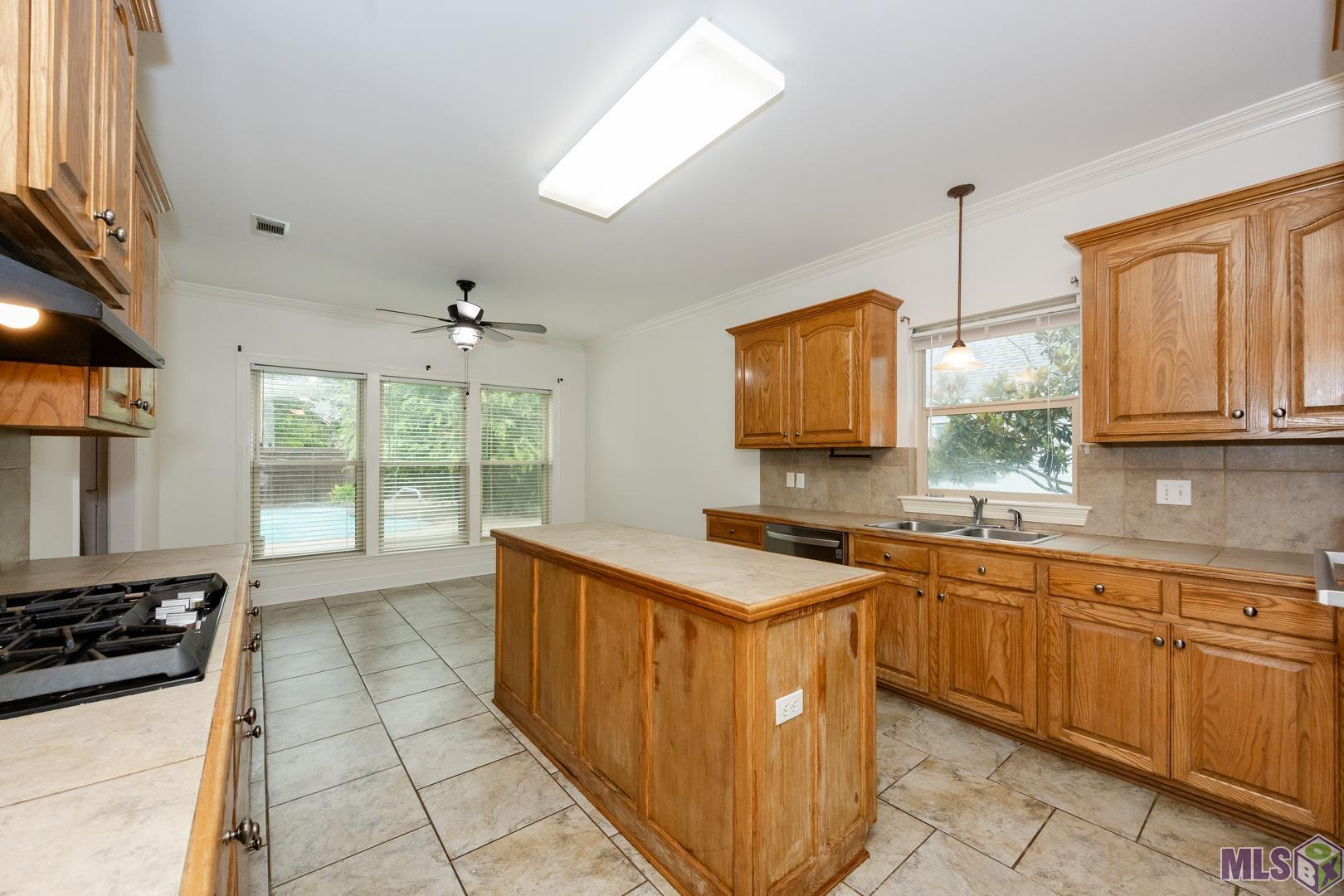 18249 Shadow Creek Avenue Baton Rouge, LA 70816 - Photo 10 of 37