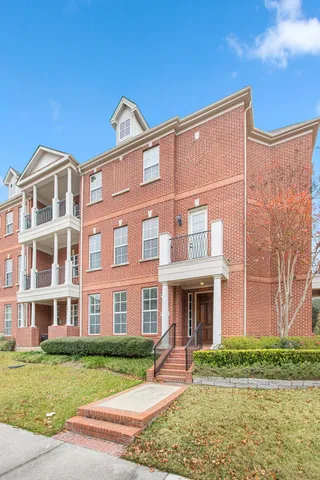 a view of yard with green space and trees