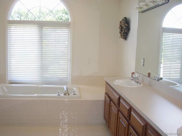 3063 Mapleridge Court Rochester, MI 48309 - Photo 9 of 11 Master Bath
