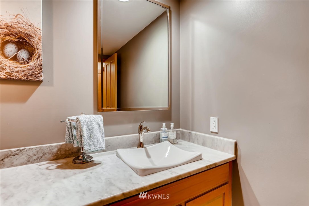 6280 West Mercer Way Mercer Island, WA 98040 - Photo 14 of 38