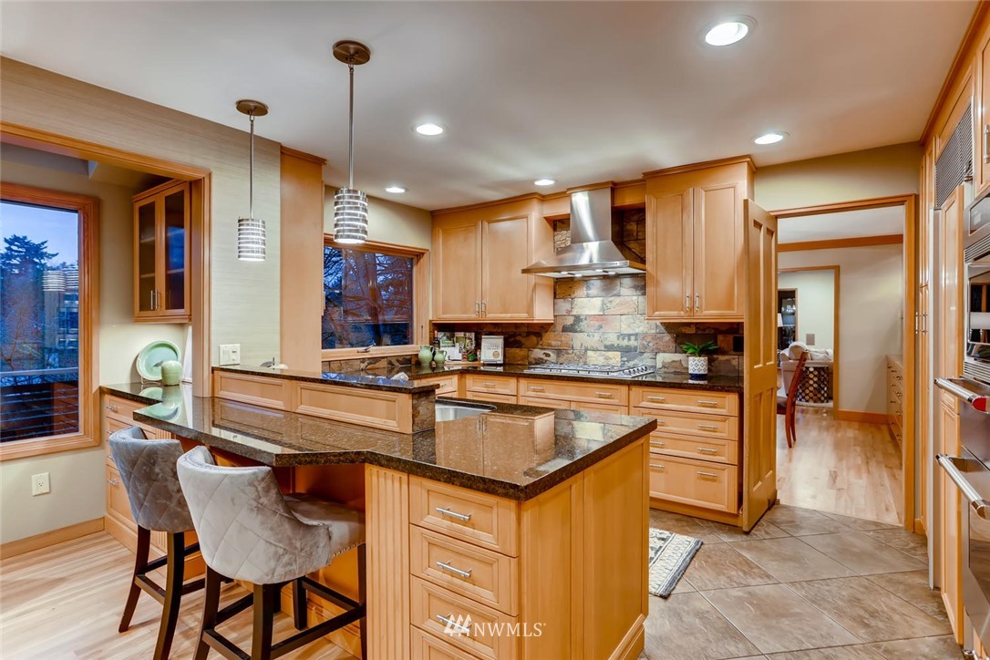6280 West Mercer Way Mercer Island, WA 98040 - Photo 6 of 38