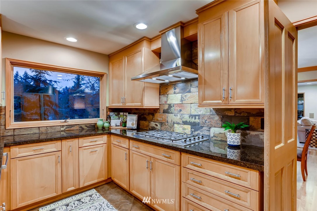 6280 West Mercer Way Mercer Island, WA 98040 - Photo 7 of 38