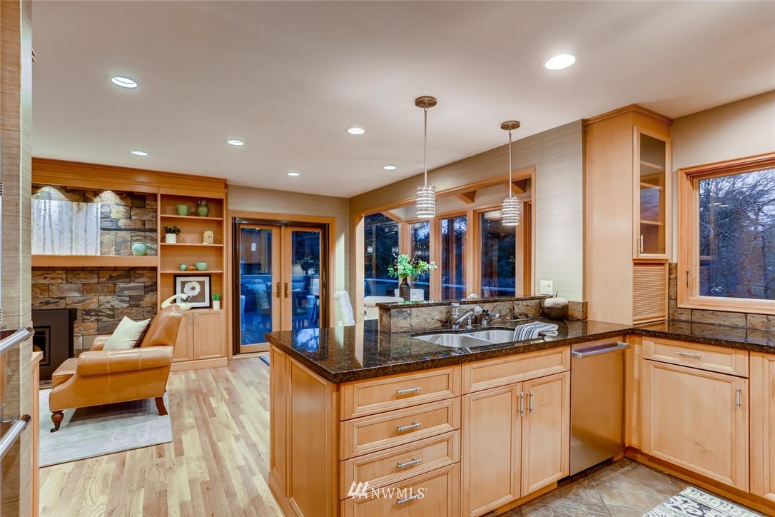 6280 West Mercer Way Mercer Island, WA 98040 - Photo 8 of 38
