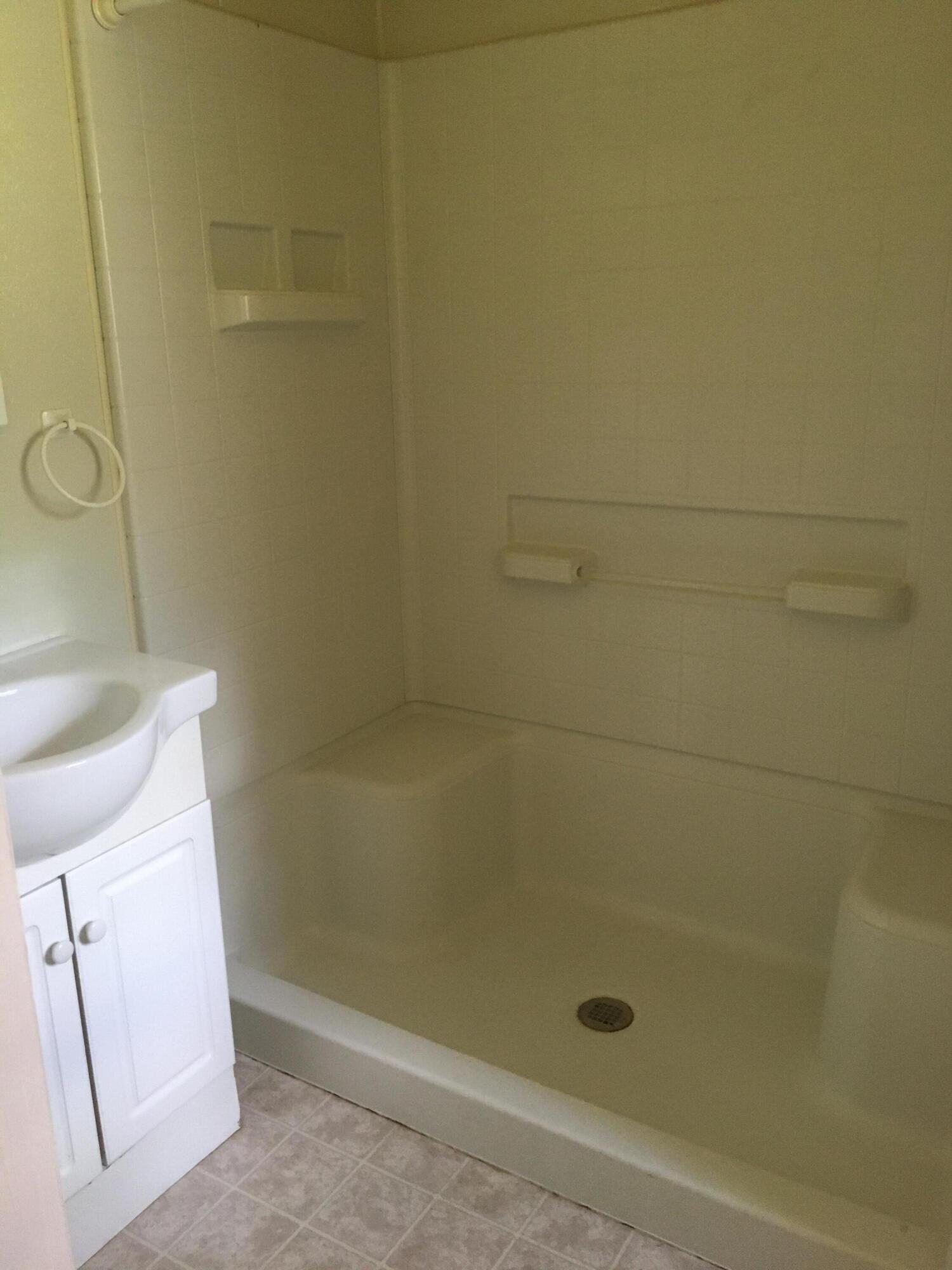 211 Griffith Avenue East Crestview, FL 32539 - Photo 5 of 9 Bathroom
