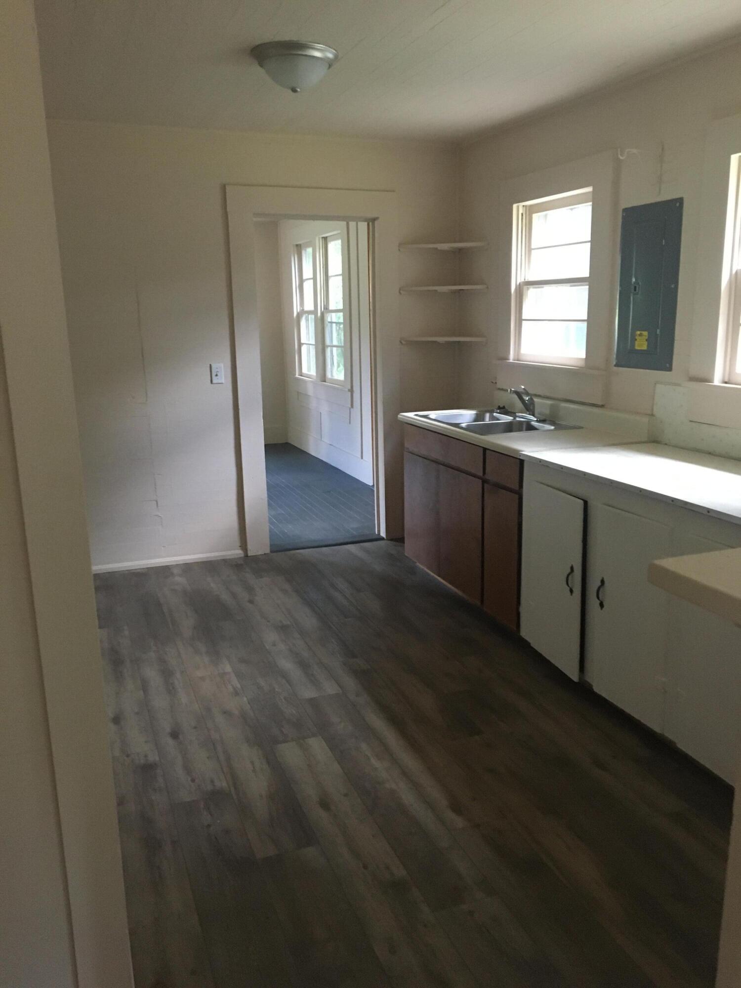 211 Griffith Avenue East Crestview, FL 32539 - Photo 6 of 9 Kitchen
