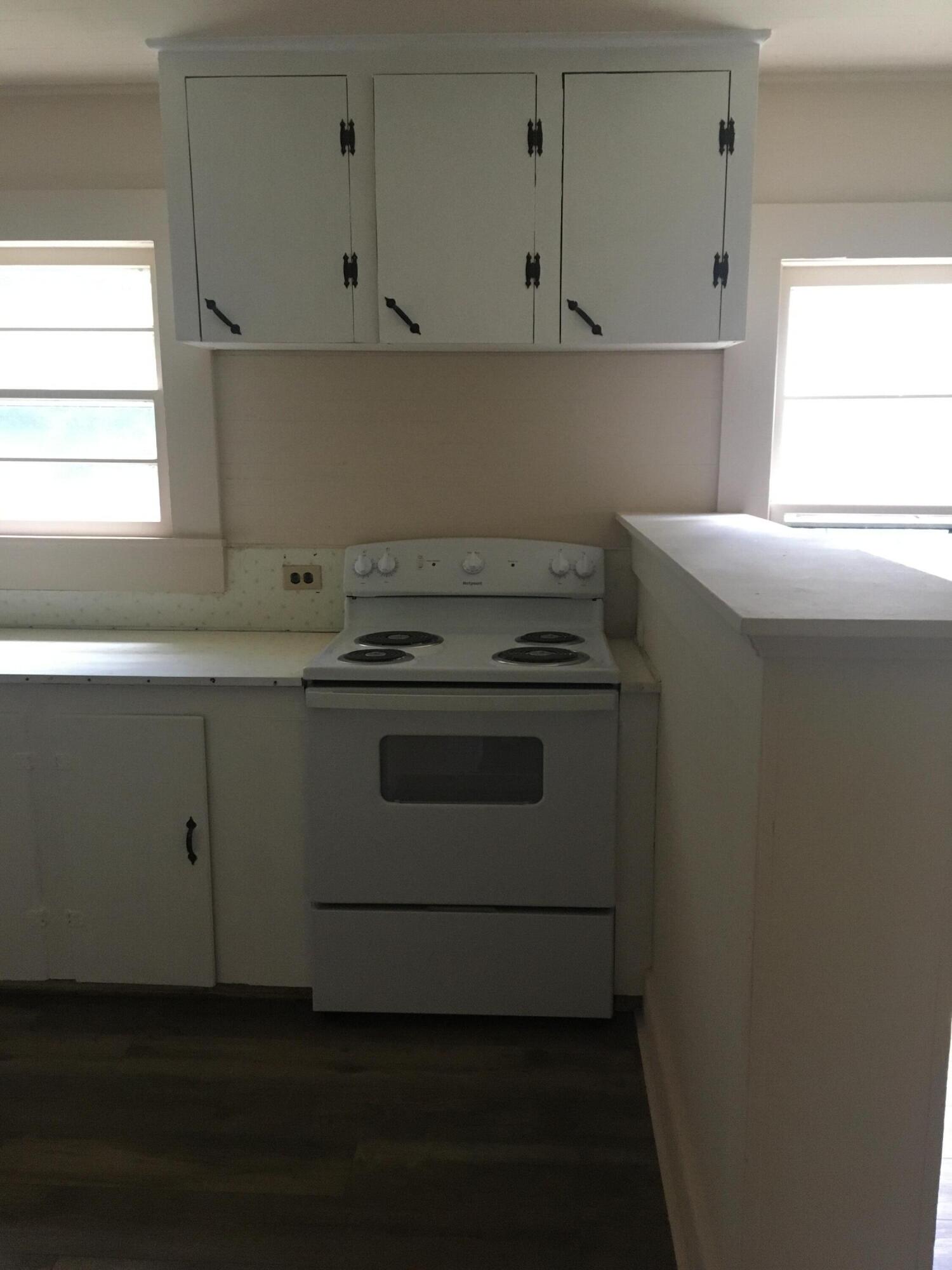 211 Griffith Avenue East Crestview, FL 32539 - Photo 9 of 9 Stove
