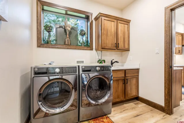 a view of entryway with washer and dryer