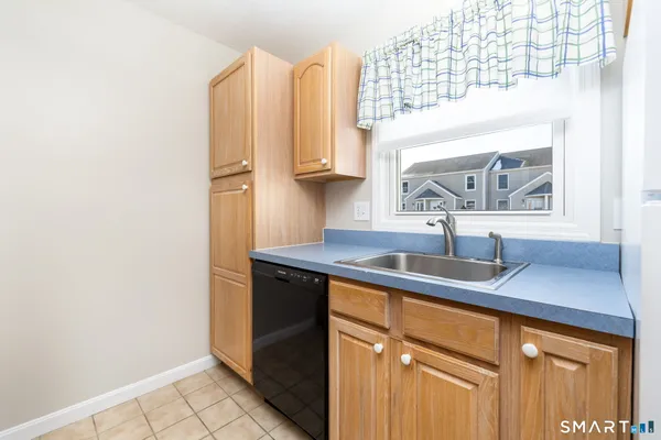 $2,200 | 2 The Hamlet, Unit E, Enfield, CT 06082