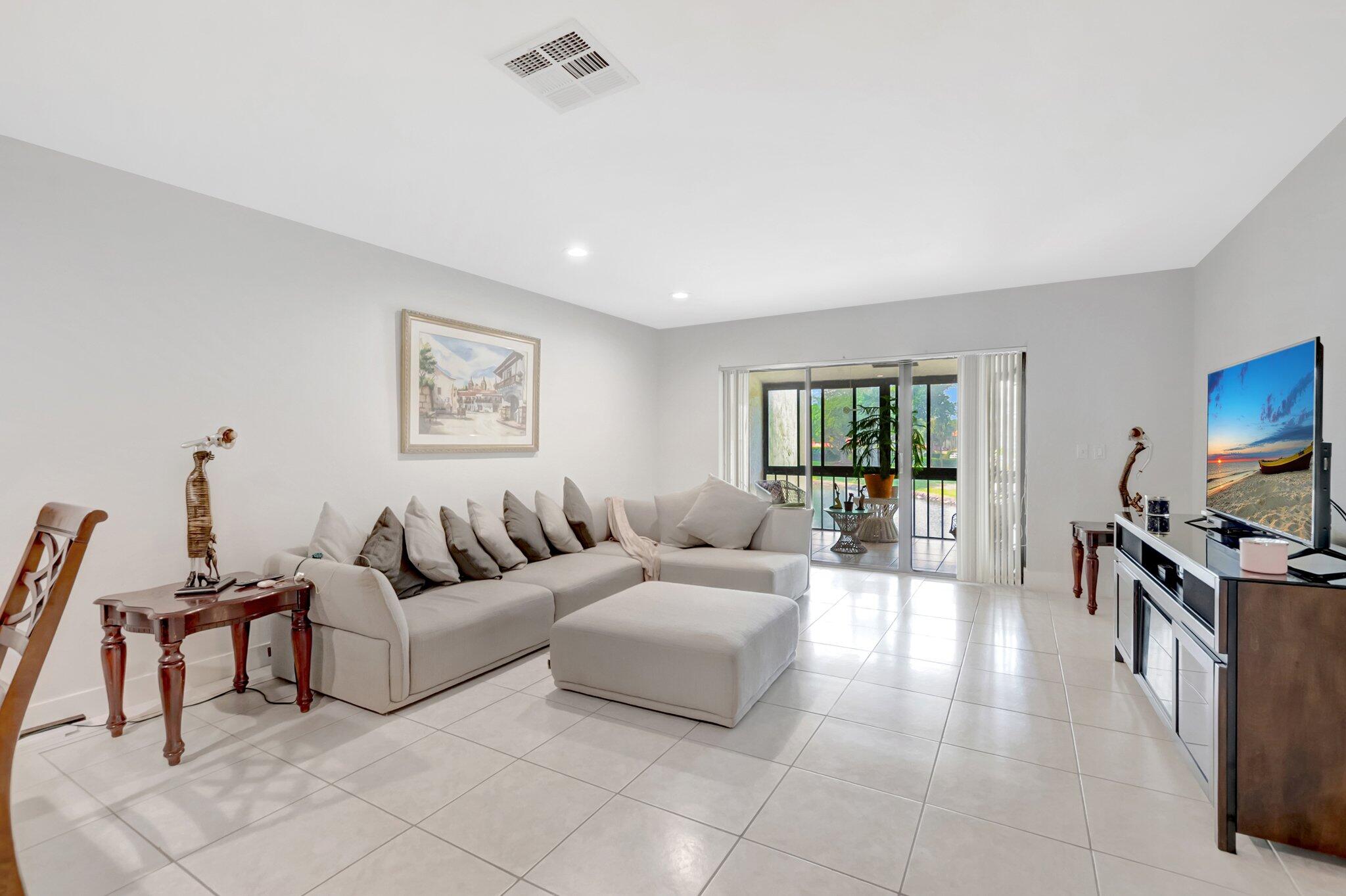 21214 Lago Circle, Unit 8F Boca Raton, FL 33433 - Photo 12 of 38 19-web-or-mls-DSC_0561