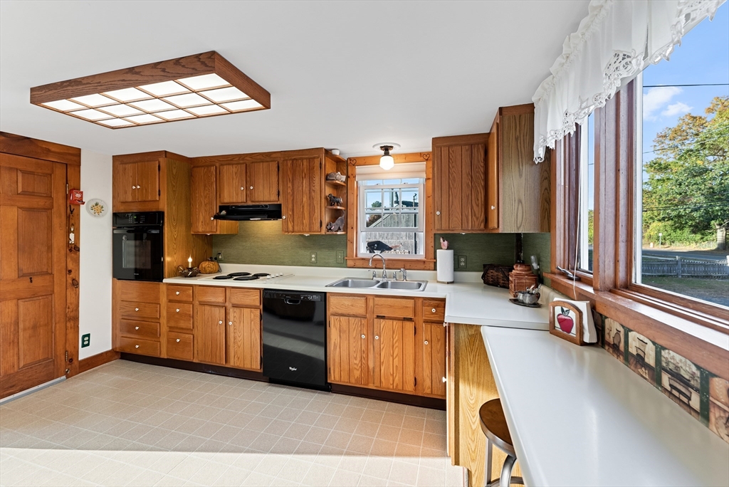 353 A Piper Road West Springfield, MA 01089 - Photo 3 of 41
