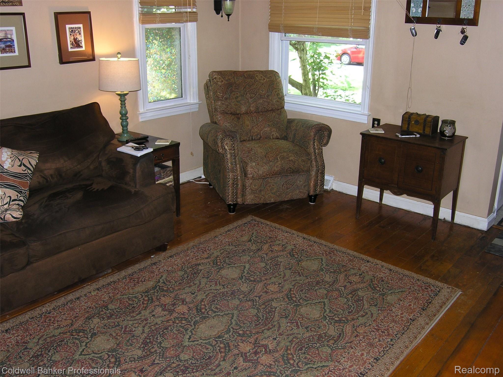 2173 Earlmont Road Berkley, MI 48072 - Photo 5 of 34 Living Room View 2